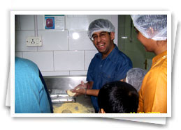 Dhiren making Pizza's at the Dominos Factory on 11.01.2008